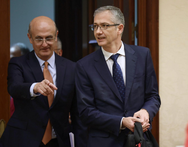 El gobernador del Banco de España, Pablo Hernández de Cos (d),  a su llegada a una comisión de Asuntos Económicos y Transformación Digital, a 1 de junio de 2022, en Madrid (España).
