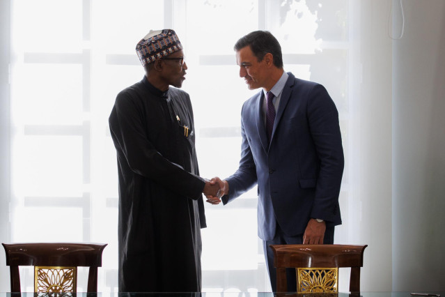 El presidente del Gobierno, Pedro Sánchez (d), y el presidente de la República Federal de Nigeria, Muhammadu Buhari (i), en la firma de acuerdos en el Palacio de la Moncloa, a 1 de junio de 2022, en Madrid (España).