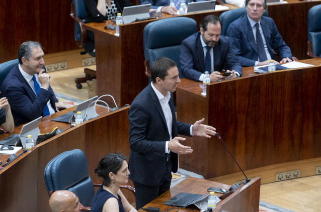 El secretario general del PSOE-M, Juan Lobato, interviene en una sesión plenaria