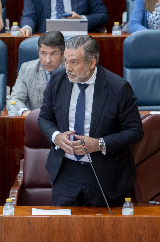 El consejero de Presidencia, Justicia e Interior del Partido Popular, Enrique López; interviene en una sesión plenaria
