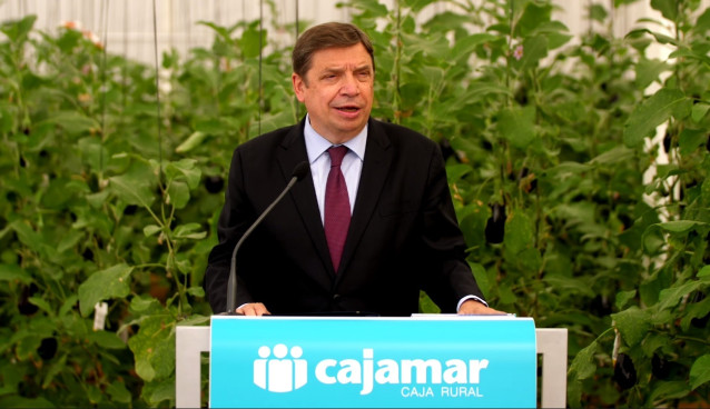 El ministro de Agricultura, Pesca y Alimenación, Luis Planas, interviene en un acto en la finca experimental Las Palmerillas de Cajamar, en El Ejido (Almería).