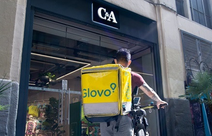 Archivo - C&A se alía con Glovo para las entregas ultrarrápidas