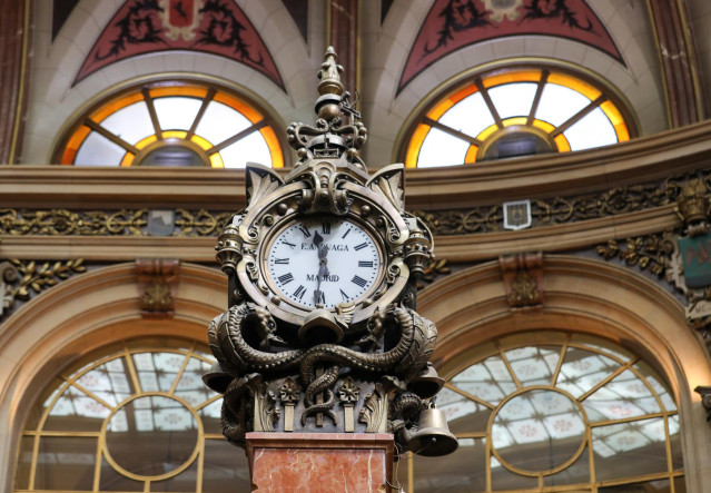 El reloj de la bolsa de 4 esferas, la que ejerce de barómetro está estropeada e indica siempre que el tiempo es variable, en el Palacio de la Bolsa de Madrid, a 26 de mayo de 2022, en Madrid (España).