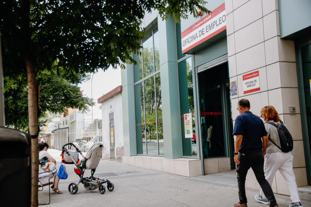 Dos personas pasan por delante de una oficina del Servicio Público de Empleo Estatal (Sepe)