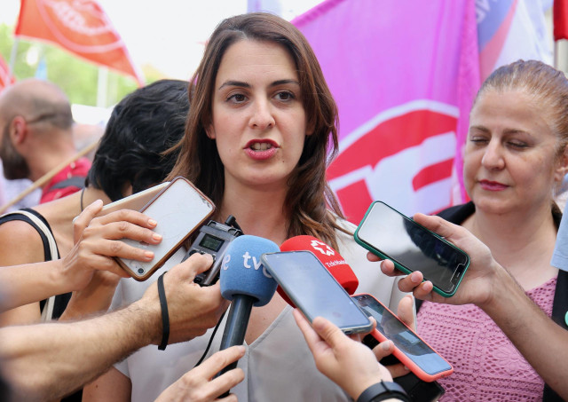 La portavoz de Más Madrid en el Ayuntamiento, Rita Maestre, atiende a los medios durante una concentración de trabajadores de transporte público de Madrid, frente al Ayuntamiento de Madrid, a 2 de junio de 2022, en Madrid (España). Los comités de empresa
