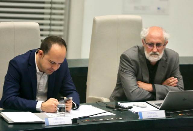 El concejal del Grupo Mixto en el Ayuntamiento de Madrid, José Manuel Calvo (i), y el tesorero del Grupo Mixto en el Ayuntamiento de Madrid, Luis Cueto, en una sesión plenaria, en el Ayuntamiento de Madrid