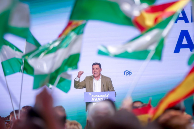 El presidente del PP-A y candidato a la reelección como presidente de la Junta de Andalucía, Juanma Moreno,en la  clausura del acto público a 29 de mayo del 2022 en Sevilla  (Andalucía, España) (Foto de archivo).