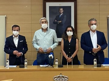 Los alcaldes de Don Benito y Villanueva y los miembros de la comisión anuncian el pasado martes los nombres propuestos para la ciudad resultante de la fusión
