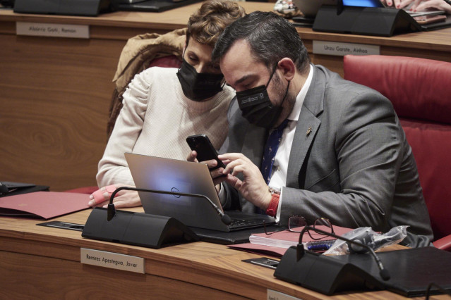 Archivo - La presidenta de Navarra, María Chivite, y el vicepresidente del Gobierno de Navarra, Javier Remírez.