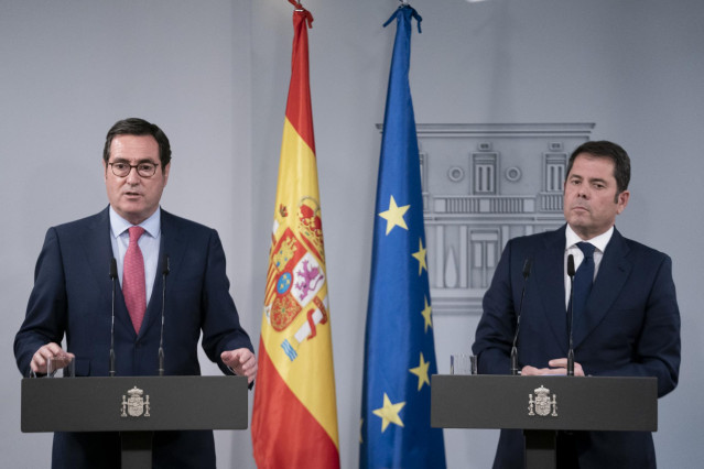 Archivo - El presidente de la CEOE, Antonio Garamendi (i), y el presidente de Cepyme y vicepresidente de la CEOE, Gerardo Cuerva, intervienen en una rueda de prensa posterior a una reunión con el Gobierno,  a 7 de marzo de 2022, en Madrid (España).