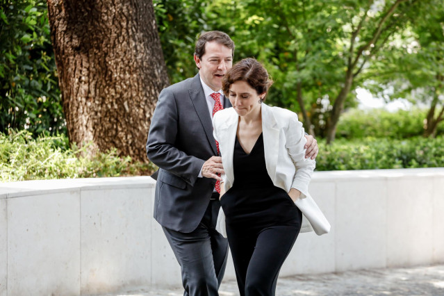 La presidenta de la Comunidad de Madrid, Isabel Díaz Ayuso y el presidente de la Junta de Castilla y León, Alfonso Fernández Mañueco, a su llegada al VIII Foro Guadarrama, en el Hotel Rosewood Villa Magna, a 2 de junio de 2022, en Madrid (España). El foro
