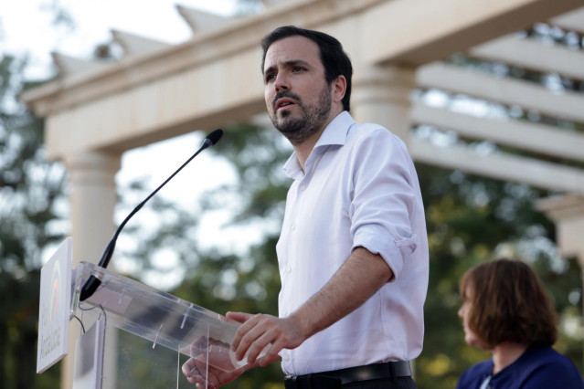El Ministro de Consumo Alberto Garzón, durante un acto público de ‘Por Andalucía’ en el Parque Huelin a 1 de Junio de 2022 en Málaga (Andalucía, España)