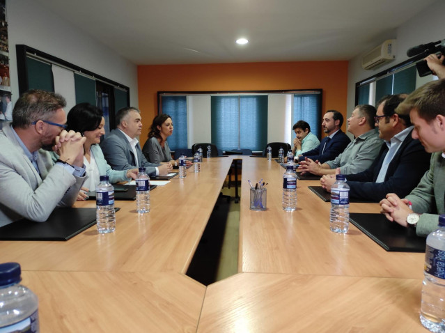 Santos Cerdán (3º izda.), entre Crespín y Ambrosio, frente la directiva de Asemeco, durante la reunión que han mantenido en Córdoba.