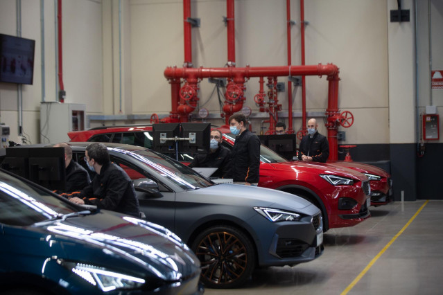 Archivo - Varios trabajadores en una fábrica de automóviles