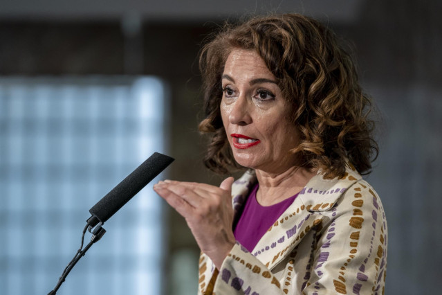 La ministra de Hacienda y Función Pública, María Jesús Montero, presta declaraciones antes del acto de presentación de una medalla solidaria con Ucrania, en el Auditorio de la Fábrica Nacional de Moneda y Timbre, a 1 de junio de 2022, en Madrid (España).