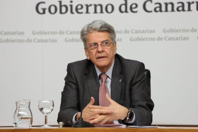 Archivo - El portavoz del Gobierno de Canarias, Julio Pérez, en rueda de prensa