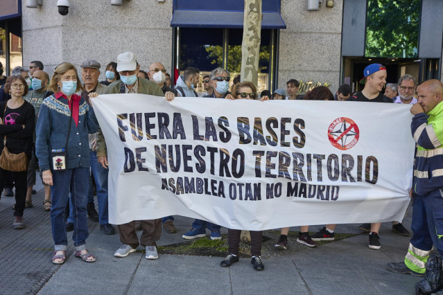 Varias personas, con una pancarta que reza 'Fuera las Bases de nuestro Territorio, asamblea OTAN No Madrid' en una concentración contra la renovación de las bases militares, frente a la Embajada de Estados Unidos, a 7 de mayo de 2022, en Madrid (España).