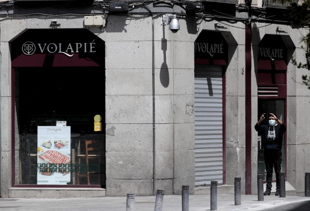 Archivo - Entrada de un restaurante de la cadena Volapié un día después de que el Gobierno presentara su plan de desescalada en la crisis del coronavirus y de que el sector de la hostelería se pronunciara en su contra, en Madrid (España), a 29 de abril de