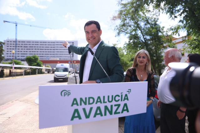 El candidato del PP-A a la reelección como presidente de la Junta de Andalucía, Juanma Moreno, este viernes, durante una visita al Hospital Militar de Sevilla