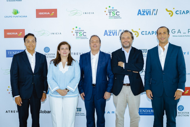 Archivo - De izda a dcha: Javier Cárdenas, presidente de Rhino Equipment; Gema Sacristán, directora general de negocios de BID Invest; Carlos Díaz-Rosillo, de Adam Smith Center for Ecomomic Freedom; Jaime Miller, asesor del directorio de Zonamerica; Luis