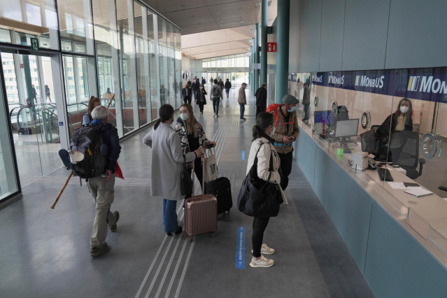 Archivo - Varias personas hacen cola frente a una de las taquillas de la nueva estación intermodal de Santiago de Compostela