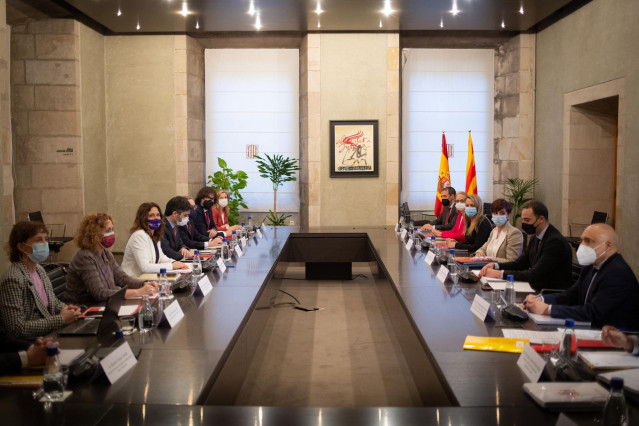 Archivo - La ministra de Política Territorial y portavoz del Ejecutivo, Isabel Rodríguez (3d); la delegada de la Generalitat en Madrid, Ester Capella (2i); la consellera de Presidencia, Laura Vilagrà (3i); el vicepresidente y conseller de Políticas Digita