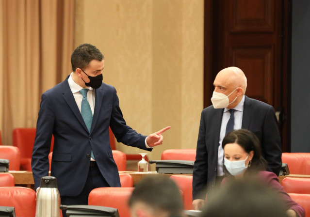 Archivo - El portavoz del Grupo Socialista en el Congreso de los Diputados, Héctor Gómez (i), y el secretario de Estado de Relaciones con las Cortes, Rafael Simancas.