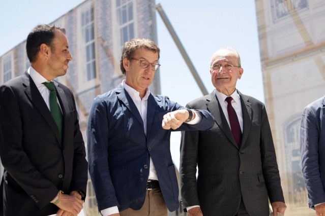 El presidente del PP, Alberto Núñez (c) Feijóo, visita a la empresa Dekra ubicada en el Parque Tecnológico de la capital junto al alcalde de la ciudad, Francisco de la Torre (d) y Fernando Hardasmal Vicepresidente ejecutivo de Dekra (i), a 03 de junio de