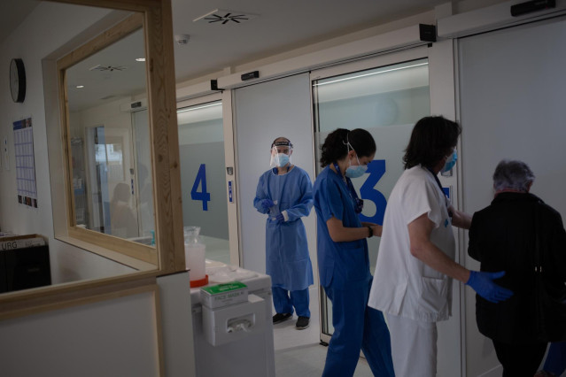 Archivo - Dos profesionales sanitarias atienden a una mujer en el edificio Garbí-Vall de Hebrón, en Barcelona, Catalunya (España), a 16 de febrero de 2021. Según ha señalado el Hospital Vall de Hebrón, el edificio Garbí-Vall de Hebrón está concebido para