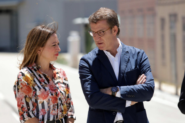 El presidente del PP, Alberto Núñez Feijóo (I), visita a la empresa Dekra ubicada en el Parque Tecnológico de la capital, en la imagen junto a la candidata número 2 del Partido Popular, Patricia Navarro, a 03 de junio de 2022 en Málaga (Andalucía, España)