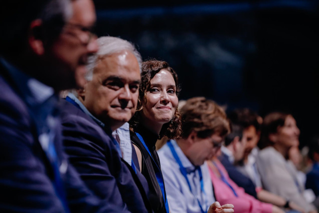 La presidenta de la Comunidad de Madrid, Isabel Díaz Ayuso, junto al presidente del Comité Organizador del XX Congreso Extraordinario Nacional del PP, Esteban González Pons, durante la primera jornada del  XVII Congreso del Partido Popular de Madrid, en F