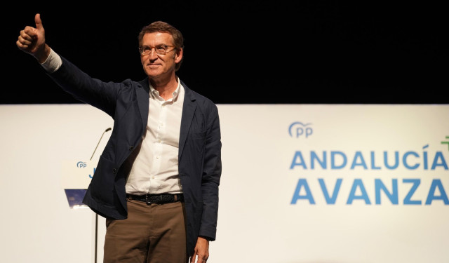 El presidente del PP, Alberto Núñez Feijóo, en un mitin en Estepona