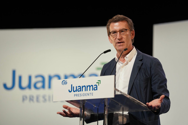 El presidente del PP, Alberto Núñez Feijóo, en un mitin en Estepona