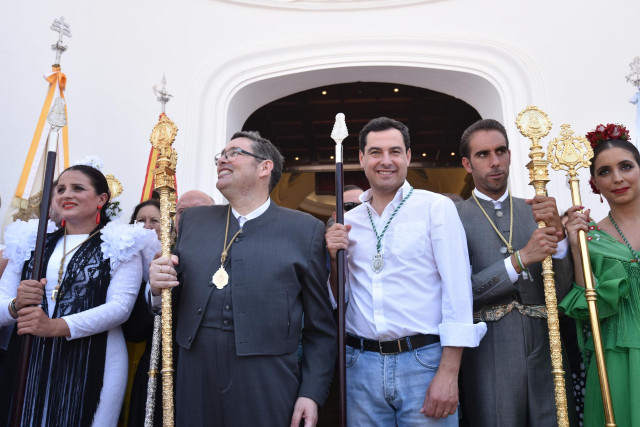 Archivo - El presidente de la Junta de Andalucía, Juanma Moreno (3d), visita el santuario de la Virgen del Rocío.El Rocío, Almonte.