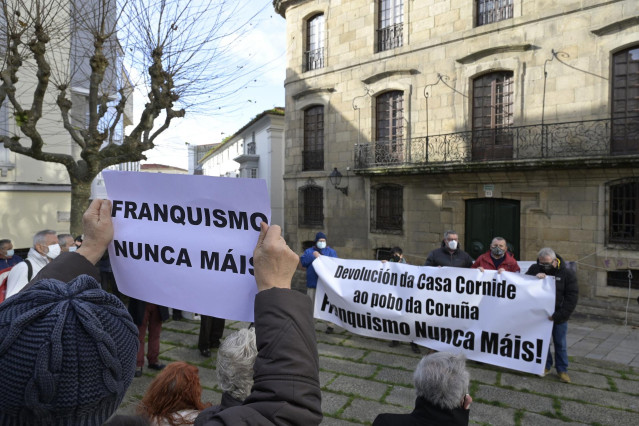 Archivo - Un hombre lleva un cártel en el que se lee, `Franquismo nunca más´, junto a varias personas que se concentran frente a la Casa Cornide bajo el lema 'A Casa Cornide é da Coruña. Devolución, xa'.