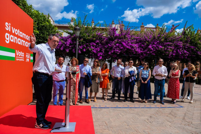 El candidato del PSOE-A a la Presidencia de la Junta, Juan Espadas, en un acto en La Algaba (Sevilla). (Foto de archivo).