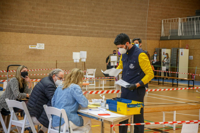 Archivo - Un cartero de Correos llega al Colegio San Agustín para depositar votos por correo, a 4 de mayo de 2021, en Madrid (España).