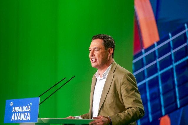 El presidente del PP-A y candidato a la reelección como presidente de la Junta de Andalucía, Juanma Moreno,en la  clausura del acto público a 29 de mayo del 2022 en Sevilla  (Andalucía, España)