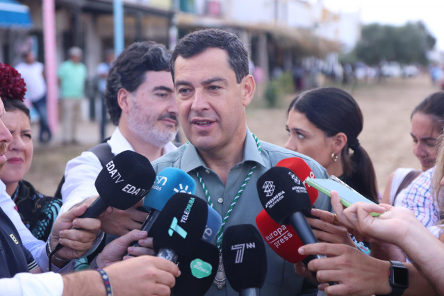 El presidente de la Junta de Andalucía, Juanma Moreno, en una atención a medios en el marco de su visita a las hermandades de la Romería del Rocío 2022. A 4 de junio de 2022 en la aldea de El Rocío, Huelva (Andalucía, España)