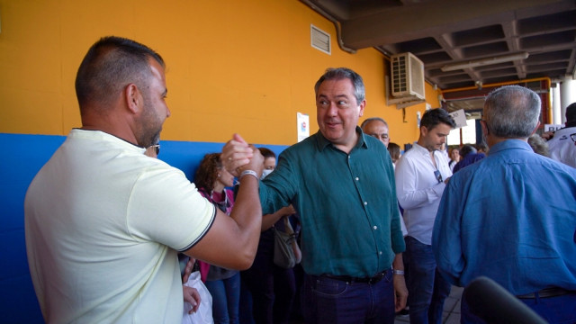 El secretario general del PSOE-A, Juan Espadas, en una visita al centro deportivo Amate de Sevilla.
