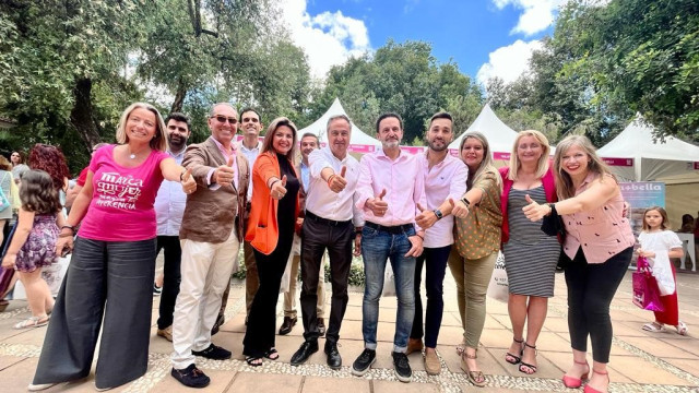 Edmundo Bal con Ángel Pimentel, en el centro, con representantes de Cs en el III Salón Expomarca Mujer de Córdoba.