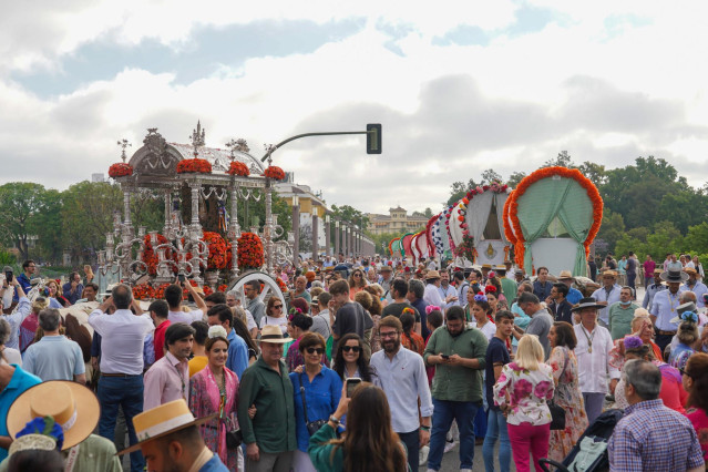 El simpecado de la Hermandad de Sevilla por el puente de San Telmo, iniciando su  peregrinación a la aldea de El Rocío a 01 de junio del 2022 en Sevilla (Andalucía, España).