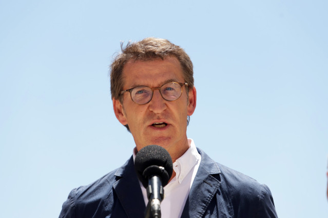 El presidente del PP, Alberto Núñez (c) Feijóo, visita a la empresa Dekra ubicada en el Parque Tecnológico de Málaga, este pasado viernes