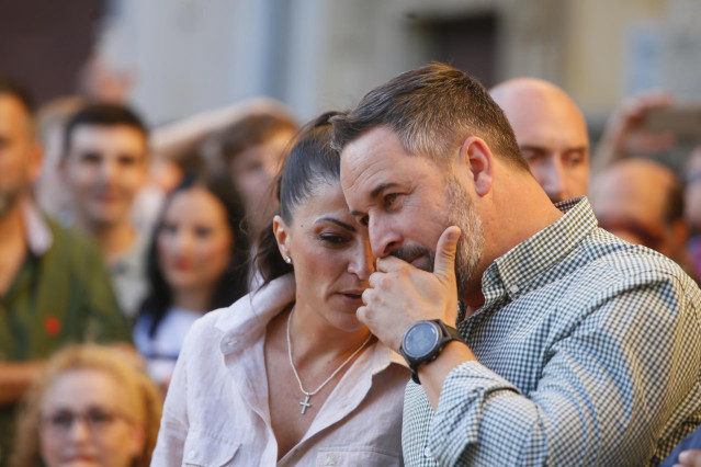 El presidente de Vox, Santiago Abascal, y la candidata de Vox a la Presidencia de la Junta, Macarena Olona, en un acto público en Córdoba. A 4 de junio de 2022, en Córdoba, Andalucía, España