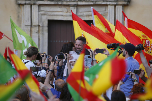El presidente de Vox, Santiago Abascal, y la candidata de Vox a la Presidencia de la Junta, Macarena Olona, en un acto público en Córdoba. A 4 de junio de 2022, en Córdoba, Andalucía, España
