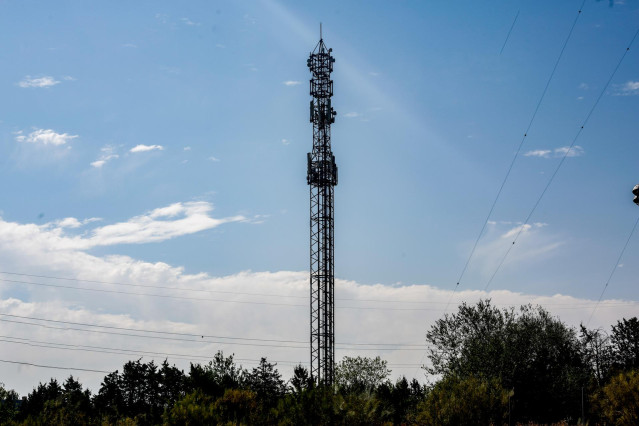 Archivo - Imagen de una antena de telefonía en la ciudad de Madrid.