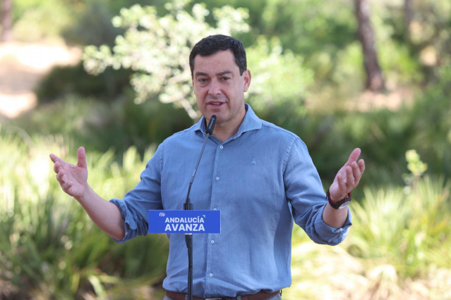 El presidente del PP de Andalucía y candidato a la reeleción como presidente de la Junta, Juanma Moreno, durante su intervención en un acto público en la Dehesa Matallana, en Lora del Río. A 5 de junio de 2022 en Lora del Río, Sevilla (Andalucía, España).