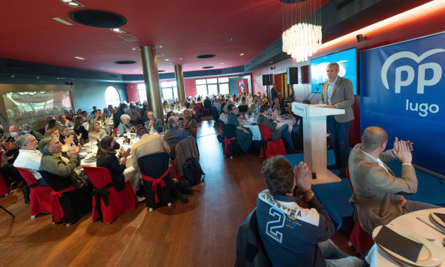 El presidente del PPdeG, Alfonso Rueda, interviene en una comida con la militancia en Lugo.