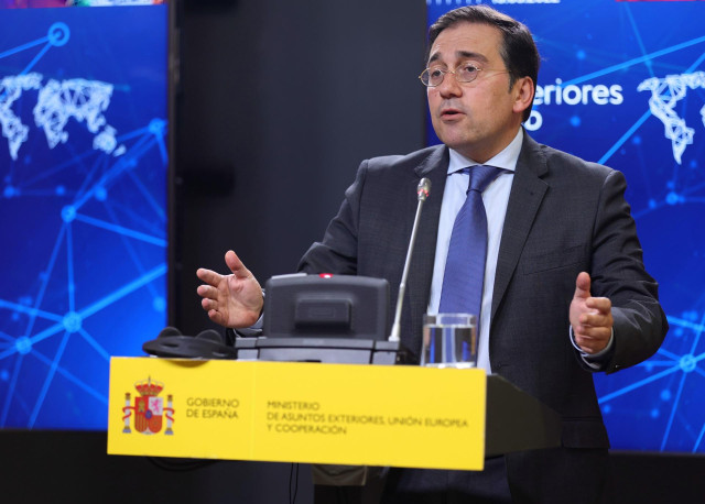 El ministro de Asuntos Exteriores, Unión Europea y Cooperación, José Manuel Albares, comparece después de su reunión con el ministro de Asuntos Exteriores y ministro de Defensa de la República de Irlanda, en el Palacio de Viana, a 13 de mayo de 2022, en M