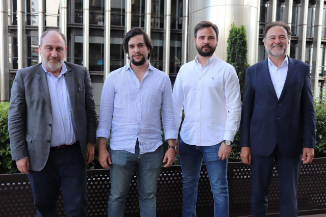 Archivo - De izquierda a derecha: el presidente de Auren Consultores, Javier Cantera; los dos nuevos socios de Auren y cofundadores de Vectoriam, Pablo Martín Gil-Delgado y Carlos Calvo Cebrián; y el presidente de Auren. Mario Alonso.